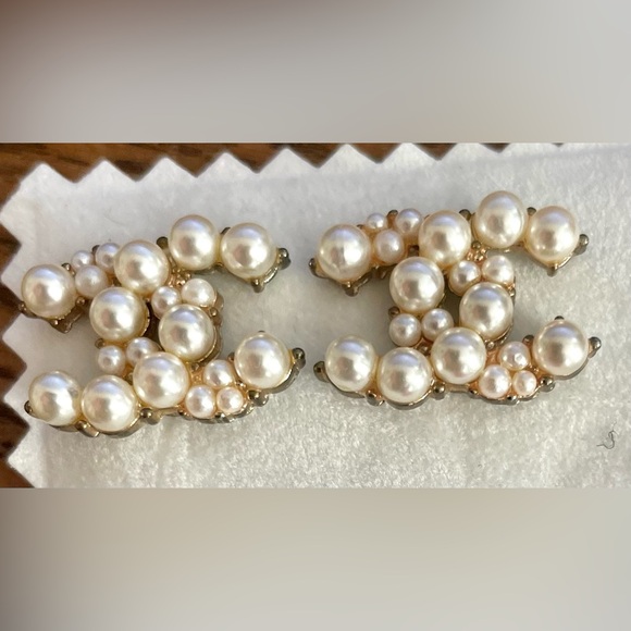 CC Pearl Earrings Studs - Picture 2 of 5